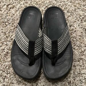 Fitflops- black and white